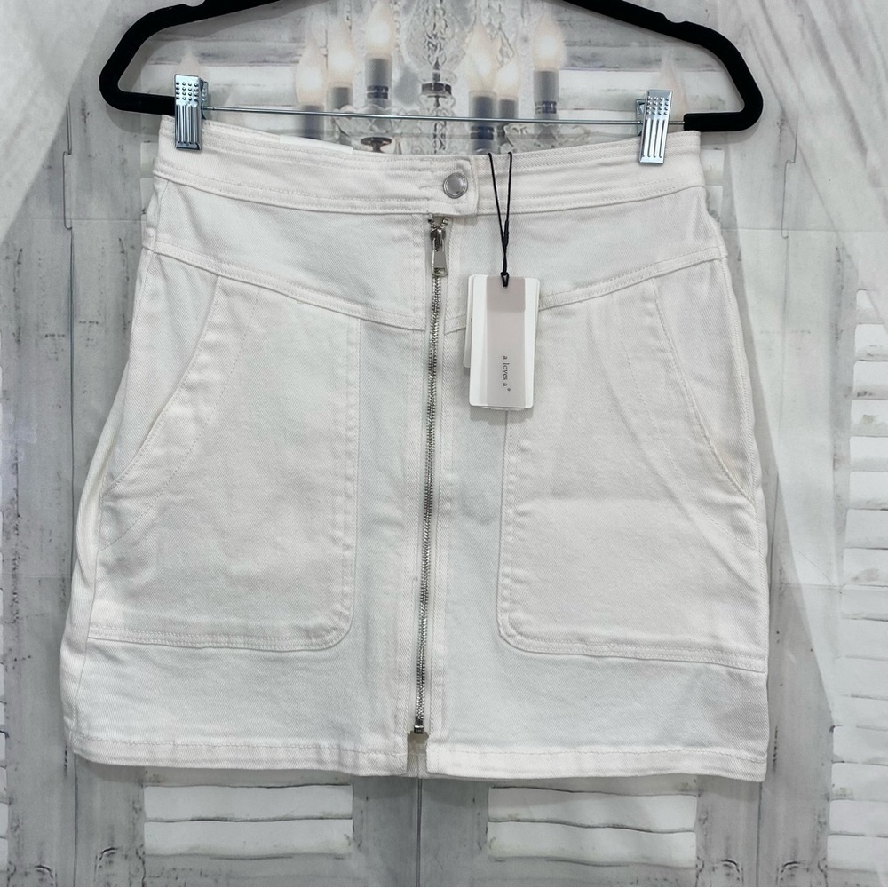 a Loves a White Stretch Denim Mini Cargo Skirt Full Zip Front Pockets Cotton NWT - Picture 2 of 8